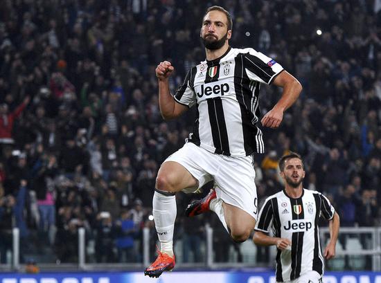 山雨欲来！英超冠军彻底爆了：2功臣炮轰+斯洛特遭兵变 队长表态（英超冠军危机四伏：两大功臣开炮，斯洛特遭更衣室逼宫，队长发声）