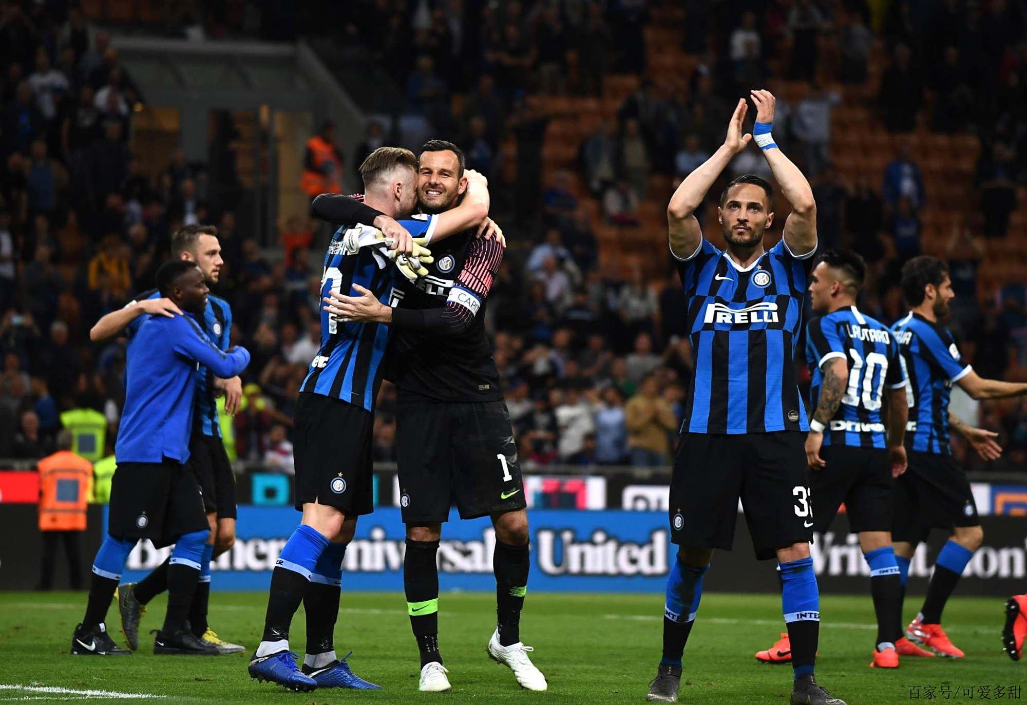 足球英超豪门逆转取胜，主帅赛后握拳怒吼（英超豪门逆转告捷，主帅终场握拳怒吼）